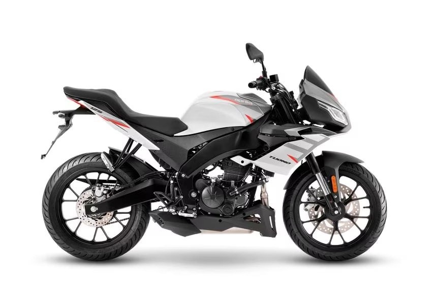 <div class='descrGalleryTitle'>Aprilia Tuono 125</div><div class='descrGalleryText'><p>La <a href="https://www.dueruote.it/moto-scooter/aprilia/aprilia-tuono-125-abs/">Tuono 125</a> è senza dubbio una delle naked per sedicenni <b>più affascinanti</b>, aggressiva e ispirata alle sorelle maggiori. La potenza, come per quasi tutte, è codice: 11 kW, corrispondenti a 15 cavalli. Il peso si attesta sui 144 kg in ordine di marcia, e la dotazione prevede una solida <b>forcella a steli rovesciati </b>da 40 mm e un disco freno anteriore da 300. Il prezzo non è tra i più popolari: 5.099 euro, per mettersi in garage una sorta di <b>mini-replica supernaked</b>.</p>
</div>